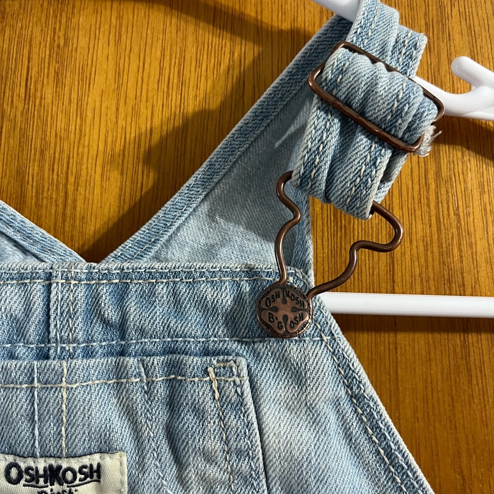 VTG OshKosh B’gosh Girl’s Light Wash Ruffled Denim Overall Jumper Dress 18Months - Picture 4 of 9